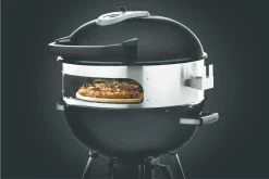 Napoleon Pizzaoven En Draaispit Voor Houtskool Kettle 57cm -Woonmeubelwinkel napoleon pizzaoven en draaispit voor houtskool ket 1