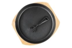 The Bastard Iron Cooking Plate Met Houten Plank -Woonmeubelwinkel the bastard iron cooking plate met houten plank 2